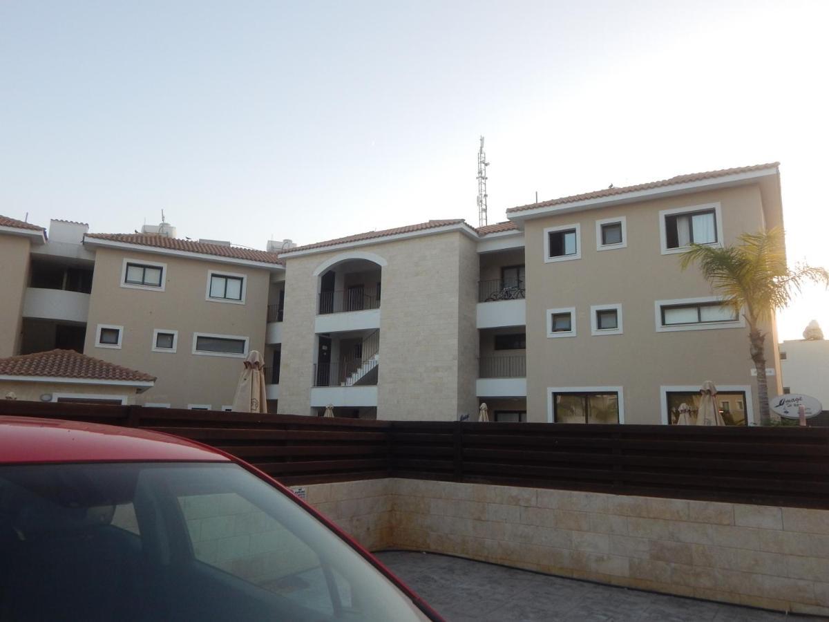 Barlee'S Apartment Paralimni Exterior photo