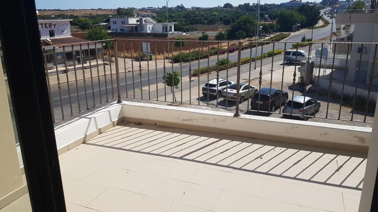 Barlee'S Apartment Paralimni Exterior photo